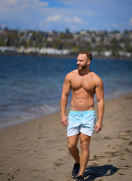 Il toro forte Brogan si masturba sulla spiaggia