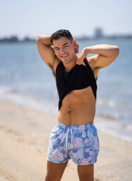 Il bel ragazzo americano Jc e Liam posano nudi e mostrano il culo sulla spiaggia