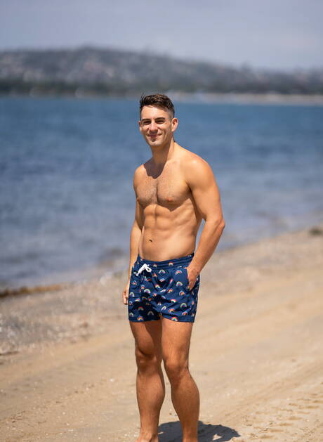 Die attraktiven Amerikaner Jc und Liam posieren nackt und zeigen ihren Arsch am Strand