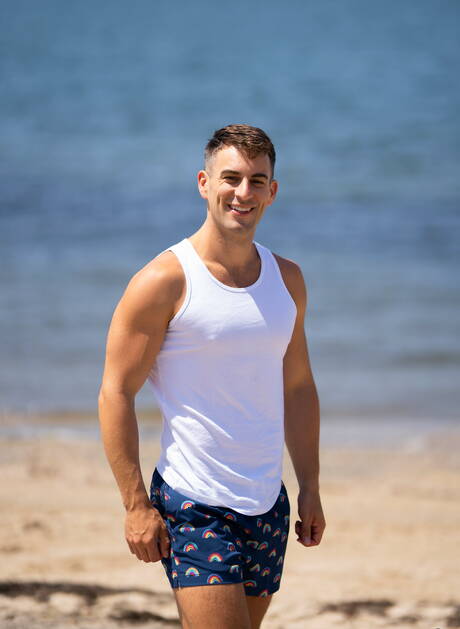 Die attraktiven Amerikaner Jc und Liam posieren nackt und zeigen ihren Arsch am Strand