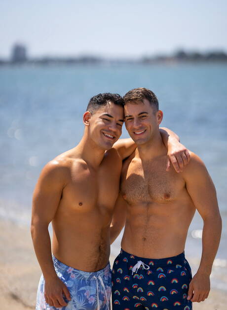 Die attraktiven Amerikaner Jc und Liam posieren nackt und zeigen ihren Arsch am Strand