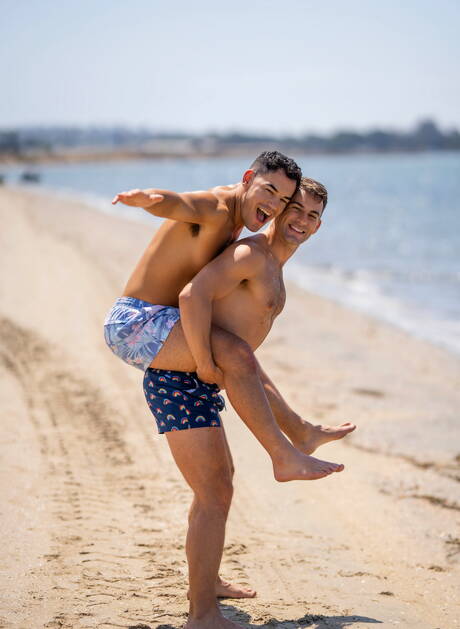 Die attraktiven Amerikaner Jc und Liam posieren nackt und zeigen ihren Arsch am Strand