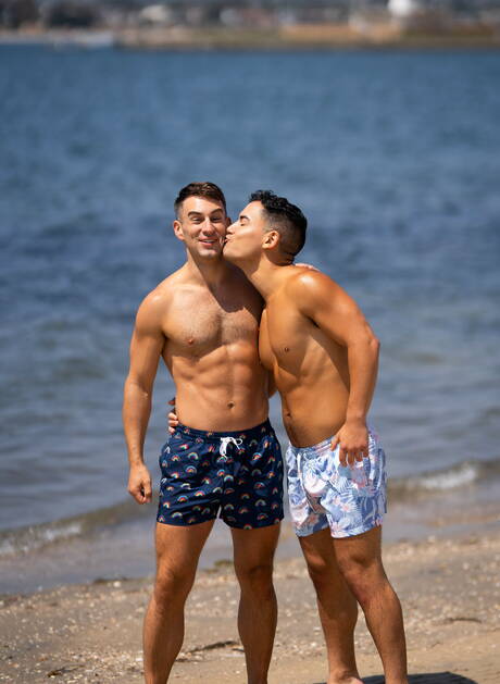 Amerykański przystojniak Jc i Liam pozują nago i pokazują tyłek na plaży