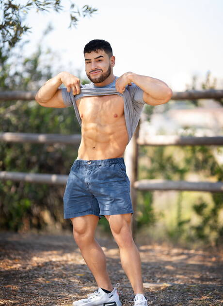 Bodybuilder Mateo Jerez teasing his dick outdoor
