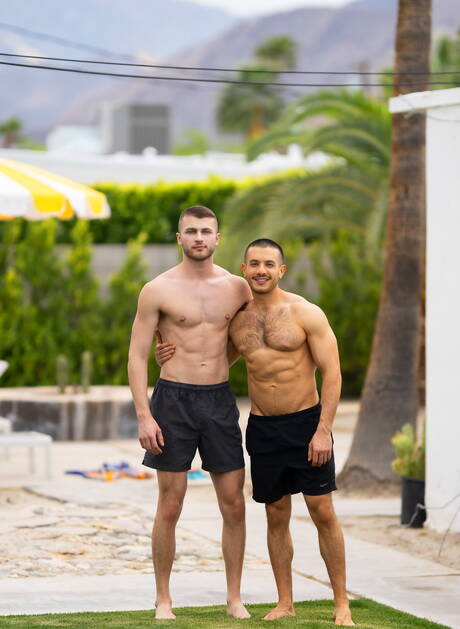 Trzech umięśnionych facetów ruchających się nocą na plaży