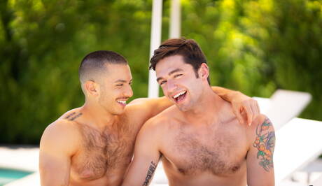 Młodzi przystojniacy uprawiają seks najpierw przy basenie i w pokoju hotelowym