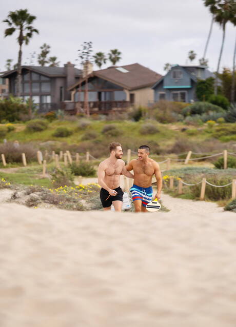 Los latinos bien formados Manny y Beck se follan entre sí al aire libre