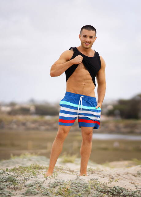 Los latinos bien formados Manny y Beck se follan entre sí al aire libre