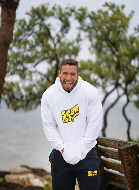 Bull John Bronco pose nu et montre ses fesses en extérieur