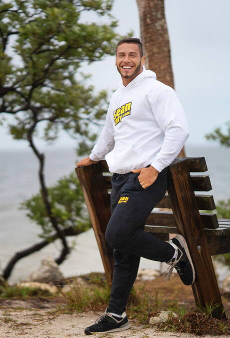 Bull John Bronco pose nu et montre ses fesses en extérieur