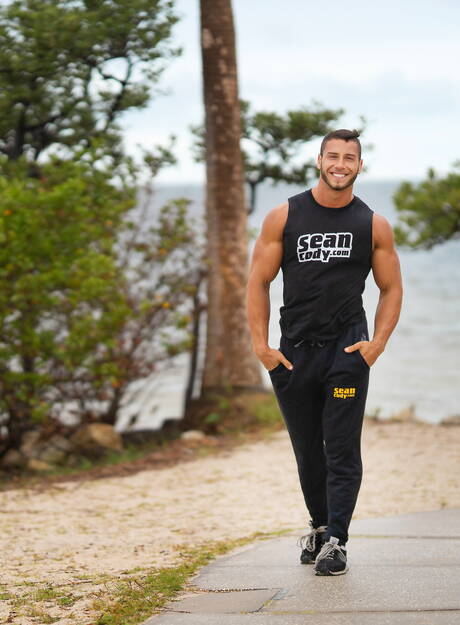 Bull John Bronco pose nu et montre ses fesses en extérieur