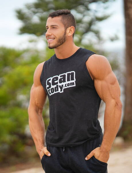 Bull John Bronco pose nu et montre ses fesses en extérieur