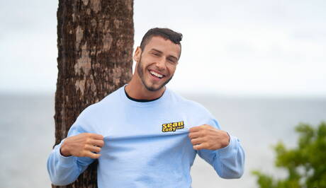 Bull John Bronco pose nu et montre ses fesses en extérieur