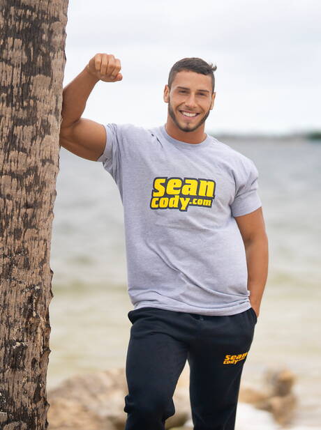 Bull John Bronco pose nu et montre ses fesses en extérieur