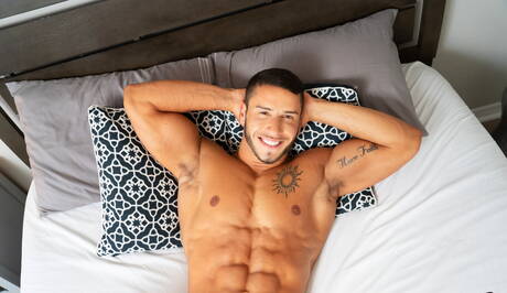 Bull John Bronco pose nu et montre ses fesses en extérieur