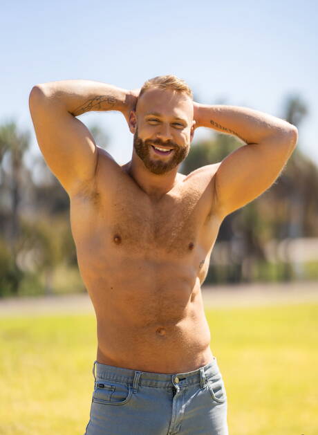 Brogan e lo stallone americano Vin Roxx si scopano il culo dopo aver succhiato fuori