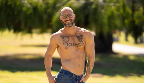 Brogan e lo stallone americano Vin Roxx si scopano il culo dopo aver succhiato fuori