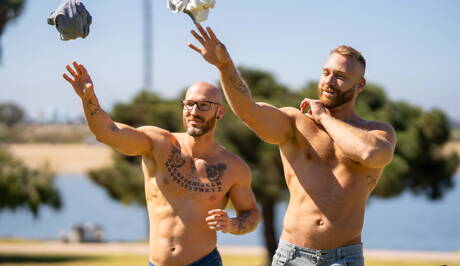 Brogan e lo stallone americano Vin Roxx si scopano il culo dopo aver succhiato fuori