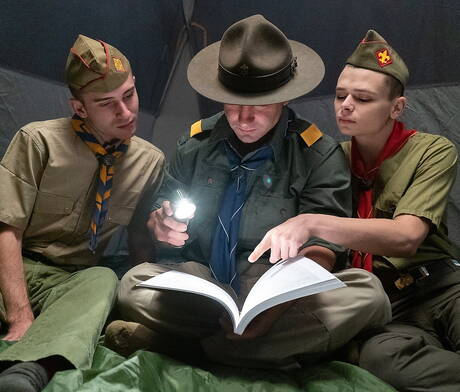 Scout Boys: Rick Fantana, Oliver James et Austin Young dans un trio de baise