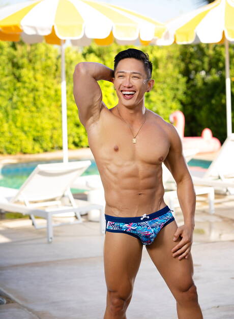 Umięśnieni faceci grają w bilard, a potem urządzają niesamowitą orgię w rezydencji