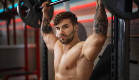 El husky Josh y el americano Jc se follan después de una mamada en la ducha