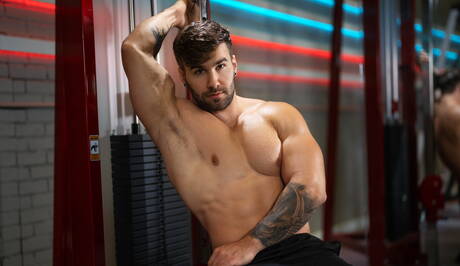 El husky Josh y el americano Jc se follan después de una mamada en la ducha