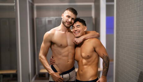 El husky Josh y el americano Jc se follan después de una mamada en la ducha