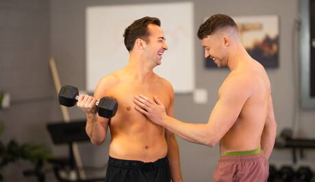 Stoere Justin en de goed gebouwde Curtis Reid zuigen en neuken elkaar