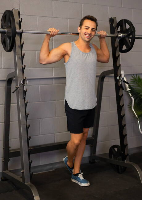 Stoere Justin en de goed gebouwde Curtis Reid zuigen en neuken elkaar