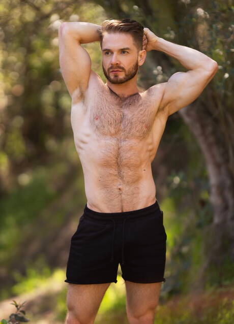 Le taureau fort Beck pose nu et montre de belles fesses en extérieur