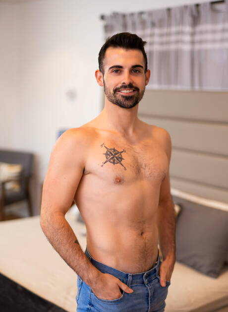 Husky facet Devy i muskularny Dax w gorącej scenie homoseksualnej