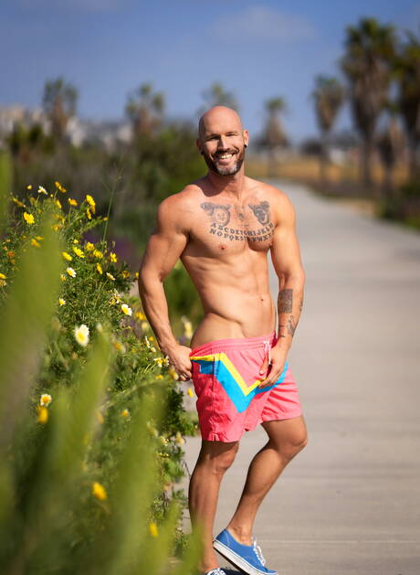 Il duro americano Vin Roxx gioca con il suo cazzo sulla spiaggia