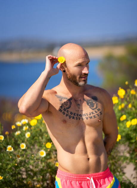 Il duro americano Vin Roxx gioca con il suo cazzo sulla spiaggia