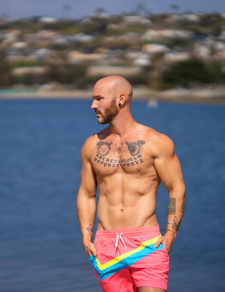 Il duro americano Vin Roxx gioca con il suo cazzo sulla spiaggia