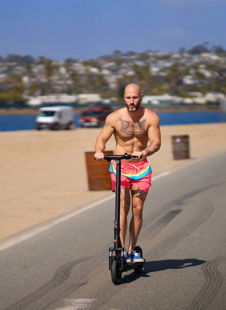 Il duro americano Vin Roxx gioca con il suo cazzo sulla spiaggia