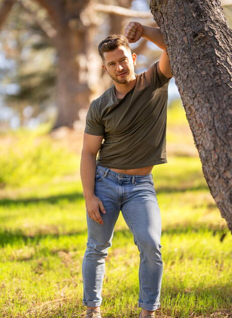 Il muscoloso americano Johnny Donovan e Devy fanno un bel sesso anale all