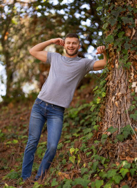 Amerykański muskularny Johnny Donovan i Devy uprawiają dobry seks analny na świeżym powietrzu