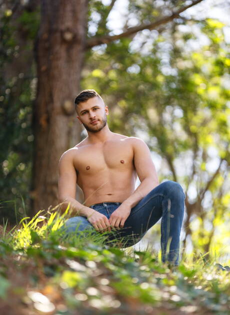 Il muscoloso americano Johnny Donovan e Devy fanno un bel sesso anale all