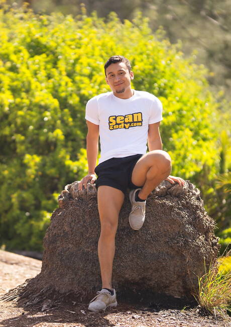 Bodybuilder Porfi posing naked and showing tight butt outdoor