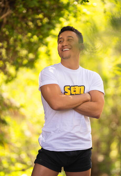 Bodybuilder Porfi posiert nackt und zeigt knackigen Hintern im Freien