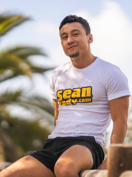 Bodybuilder Porfi posiert nackt und zeigt knackigen Hintern im Freien