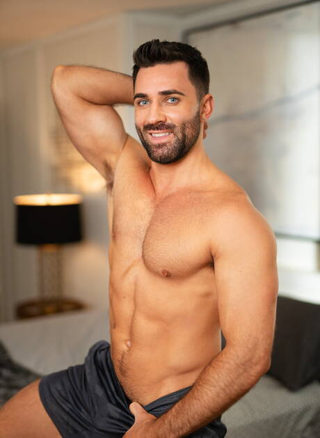 O lindo amigo Levi e o garoto sensual Brogan fodem a bunda depois de chupar um pau