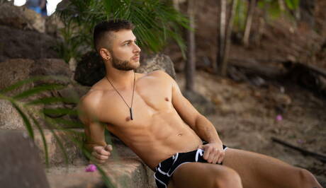 Josh, Devy, Kyle, JC, Liam w scenie seksu grupowego na plaży