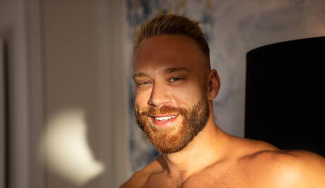 Il bel ragazzo Brogan e lo stallone Liam si succhiano e si scopano a vicenda