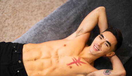 El guapo asiático Cody Seiya y el supersemental Dax tienen sexo en pareja caliente