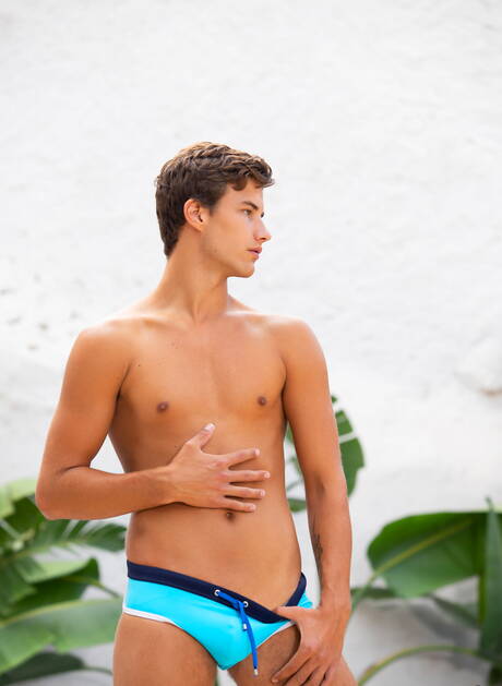 Der attraktive Justin und der tschechische Twink Tom Houston ficken, nachdem sie im Pool Schwänze gelutscht haben