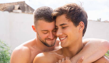 Der attraktive Justin und der tschechische Twink Tom Houston ficken, nachdem sie im Pool Schwänze gelutscht haben