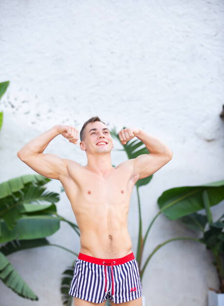 美國帥哥曼尼和捷克肌肉男吉姆德登在泳池邊激情肛交