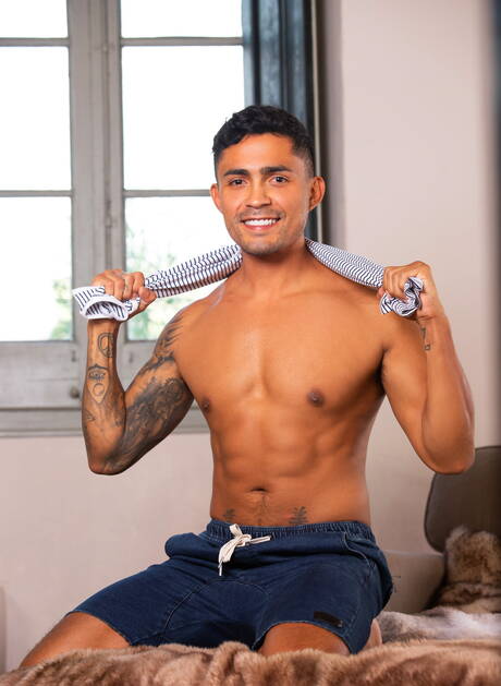 Amerykański muskularny Ricky Donovan i czeski muskularny Ashton Montana ruchają się w dupę po ssaniu