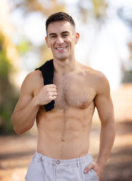 Der starke amerikanische Bulle Kyle Fletcher und Liam haben guten Sex im Freien